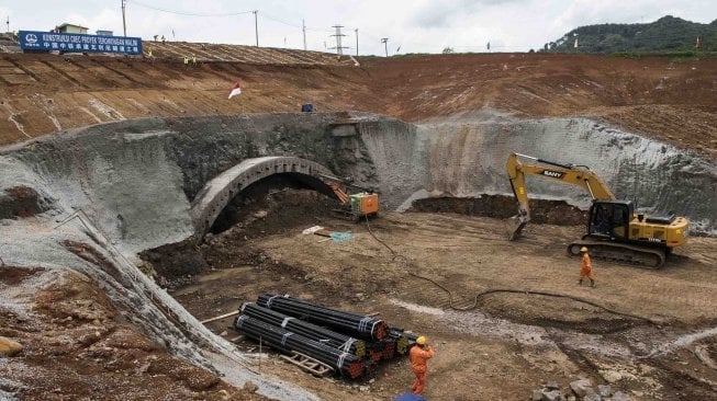 Pekerja menyelesaikan konstruksi terowongan Walini proyek kereta cepat Jakarta-Bandung di Cikalong Wetan, Kabupaten Bandung Barat, Jawa Barat, Rabu (21/3). 