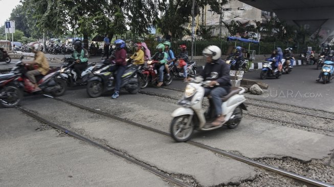 Perlintasan kereta api di Roxy, Jakarta, Rabu (21/3). 