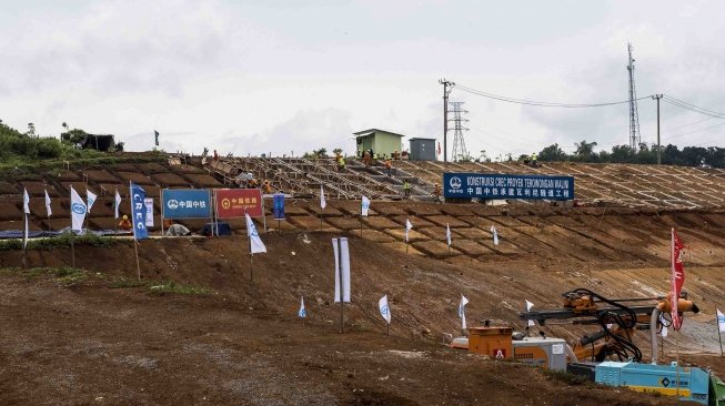 Pekerja menyelesaikan konstruksi terowongan Walini proyek kereta cepat Jakarta-Bandung di Cikalong Wetan, Kabupaten Bandung Barat, Jawa Barat, Rabu (21/3). 