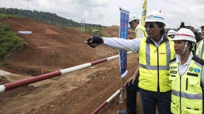 Menteri BUMN Rini Soemarno (kanan) berbincang dengan Deputi Project Direktur High Speed Railway Contractor Consortium (HSRCC) Tamjianto (kiri) saat meninjau proyek kereta cepat Jakarta-Bandung di Cikalong Wetan, Kabupaten Bandung Barat, Jawa Barat, Rabu (21/3).