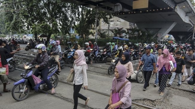 Perlintasan kereta api di Roxy, Jakarta, Rabu (21/3). 