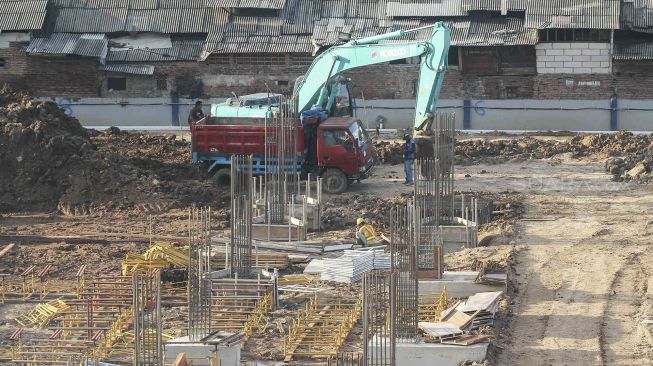 Pekerja menyelesaikan proyek pembangunan Pasar Ikan Modern Muara Baru di Jakarta, Rabu (21/3). 