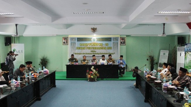 Ketua Dewan Pertimbangan Majelis Ulama Indonesia (MUI), Din Syamsuddin memimpin rapat pleno Dewan Pertimbangan MUI di Gedung MUI, Jakarta, Rabu (21/3). 