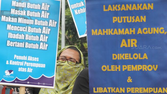 Koalisi Masyarakat Menolak Swastanisasi Air Jakarta melakukan aksi di depan gedung Balai Kota DKI Jakarta, Kamis (22/3). 