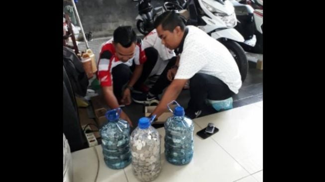 Beli Honda CRF 150pakai uang koin Rp1000. [Facebook]