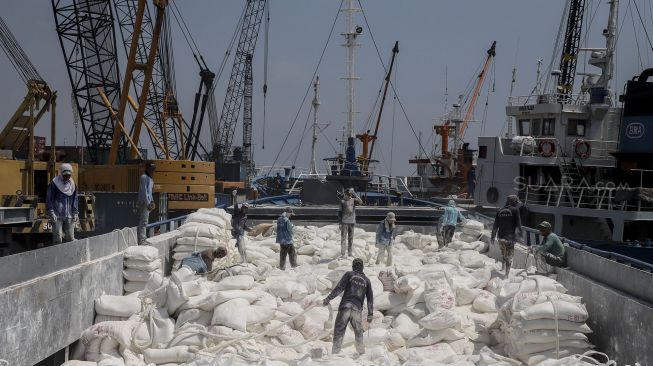 Sejumlah buruh beraktivitas di Pelabuhan Sunda Kelapa, Jakarta, Kamis (22/3).