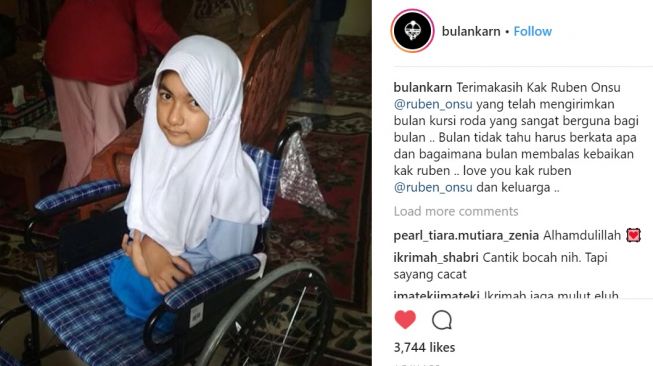 Bulan Kurnia Rudianti yang mendapat kursi roda dari Ruben Onsu. (Instagram)