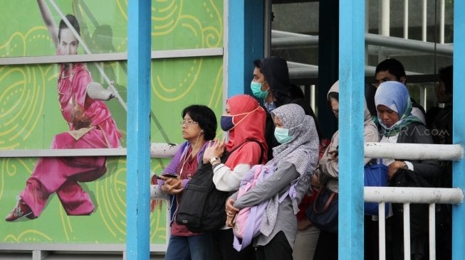 Bus Transjakarta melintas di Halte Transjakarta Dukuh Atas dua. Jakarta, Kamis (22/3).