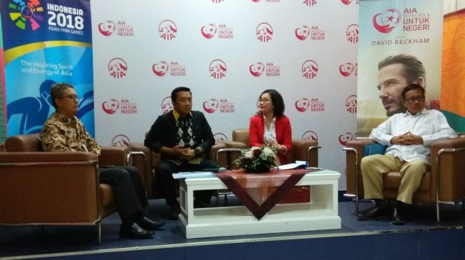 Menpora Imam Nahrawi (kedua dari kiri) bersama Direktur AIA, Rista Qatrin Manurung (ketiga dari kiri), Deputi Otoritas Jasa Keuangan Moch. Ihsanuddin dan Deputi III Kemenpora Isnata (paling kanan) dalam konferensi pers event "AIA Sepak Bola Untuk Negeri", di Kantor Kemenpora, Jakarta, Kamis (22/3/2018). (Suara.com/Arief Apriadi)