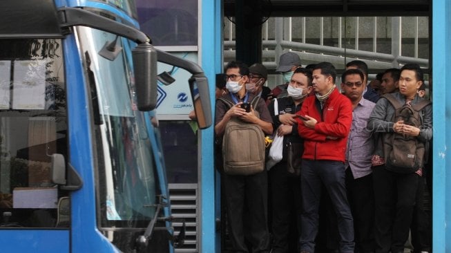 Bus Transjakarta melintas di Halte Transjakarta Dukuh Atas dua. Jakarta, Kamis (22/3).