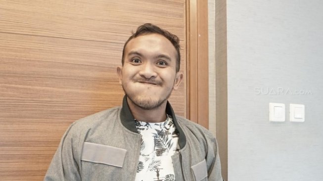 Caisar Putra Aditya ditemui usai menghadiri jumpa media HUT 25 tahun ANTV Indonesia Keren di Aston Kuningan Hotel, Kuningan, Jakarta Selatan, Kamis (22/3/2018) [suara.com/Ismail]