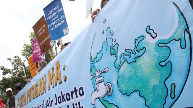 Koalisi Masyarakat Menolak Swastanisasi Air Jakarta melakukan aksi di depan gedung Balai Kota DKI Jakarta, Kamis (22/3). 