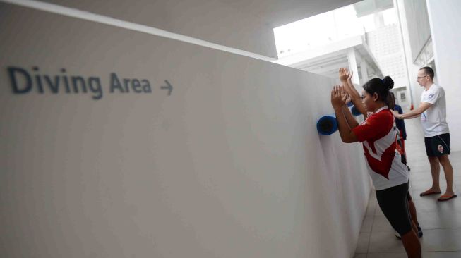 Sejumlah atlet timnas polo air putri berlatih fisik di Stadion Akuatik, Kompleks Gelora Bung Karno (GBK), Senayan, Jakarta, Kamis (22/3). 