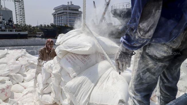 Sejumlah buruh beraktivitas di Pelabuhan Sunda Kelapa, Jakarta, Kamis (22/3).