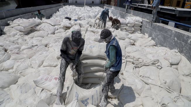 Sejumlah buruh beraktivitas di Pelabuhan Sunda Kelapa, Jakarta, Kamis (22/3).