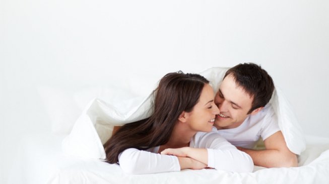 Ini Manfaat Tidur Sambil Memeluk Istri dari Belakang