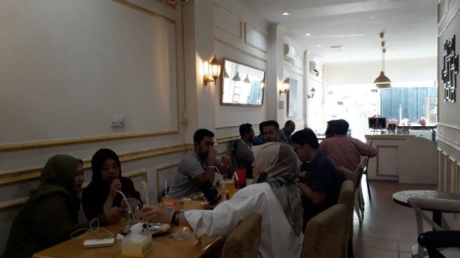 Suasana Restoran Abu di Kemang, Jakarta Selatan, saat jam makan siang. (Suara.com/Dinda Rachmawati)