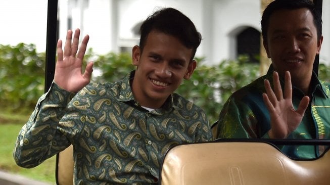 Pesepak bola U19 Egy Maulana Vikri (kiri) didampingi Menteri Pemuda dan Olahraga Imam Nahrawi meninggalkan Istana Merdeka usai bertemu dengaN Presiden Joko Widodo di Jakarta, Jumat (23/3/2018). ANTARA FOTO/Puspa Perwitasari