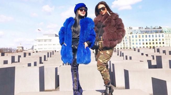 Syahrini dan seorang sahabatnya foto-foto di Holocaust Memorial yang akhirnya dikecam warganet. (Instagram)
