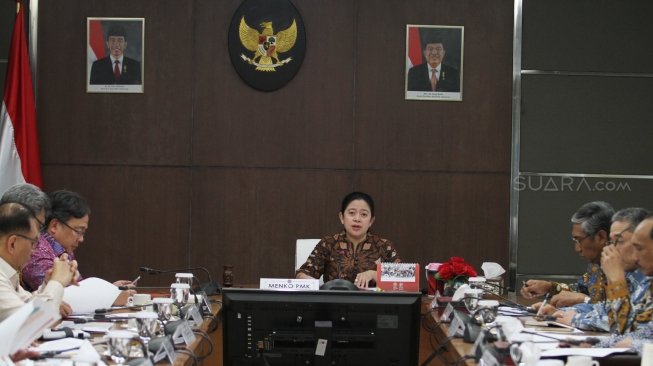 Menteri Koordinator Bidang Pembangunan Manusia dan Kebudayaan Puan Maharani memimpin rapat tingkat menteri di gedung Kementerian PMK, Jakarta, Jumat (23/3).