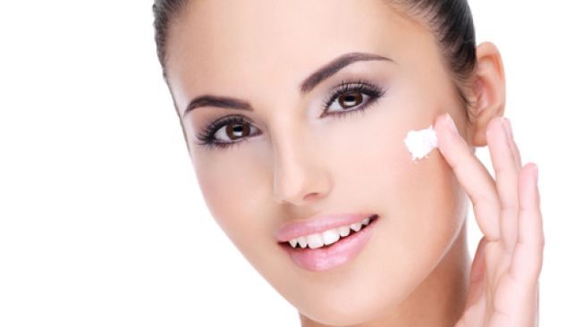 Ilustrasi perawatan wajah dengan krim wajah. (Shutterstock)