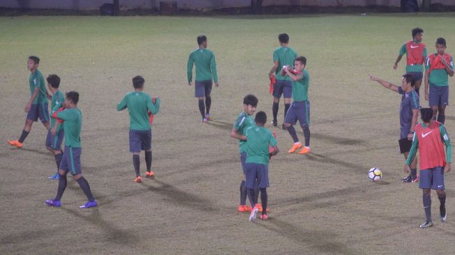 Pelatih Timnas U-19 Bima Sakti (keempat kanan) memberikan instruksi saat memimpin sesi latihan di Lapangan ABC, Kompleks Gelora Bung Karno, Senayan, Jakarta, Kamis (22/3/2018). ANTARA FOTO/Akbar Nugroho Gumay