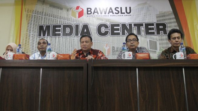 Bawaslu menggelar konferensi pers terkait pelanggaran kampanye yang dilakukan Partai Perindo di Media Center Bawaslu RI, Jakarta, Jumat (23/3). 