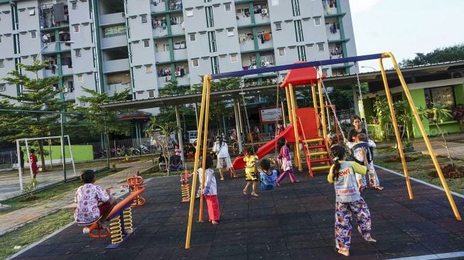 Sejumlah anak bermain di ruang publik terpadu ramah anak (RPTRA) Rusun Muara Indah, Jakarta, Jumat (23/3).