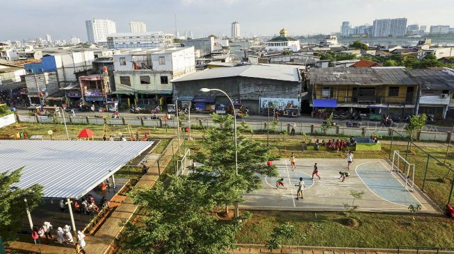 Sejumlah anak bermain di ruang publik terpadu ramah anak (RPTRA) Rusun Muara Indah, Jakarta, Jumat (23/3).