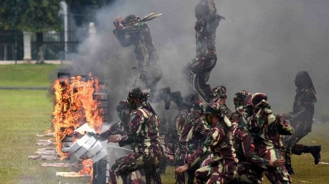 Prajurit Kopassus menampilkan seni beladiri dan tenaga dalam usai Upacara Penyerahan Satuan Korps Pasukan Khusus (Kopassus) di Markas Kopassus Cijantung, Jakarta Timur, Jum'at (23/3).