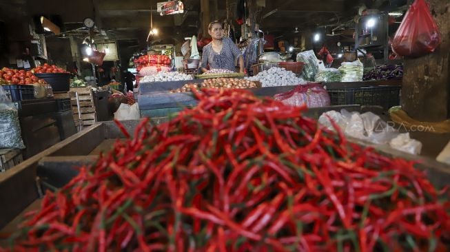 Suasana di Pasar Senen, Jakarta, Jumat (23/3). 