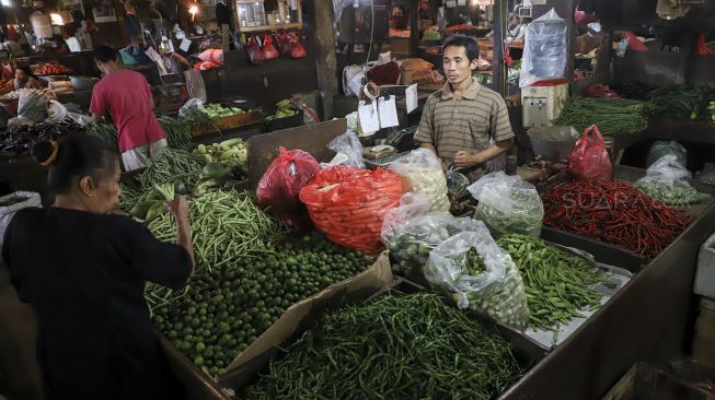 Suasana di Pasar Senen, Jakarta, Jumat (23/3). 