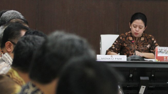 Menteri Koordinator Bidang Pembangunan Manusia dan Kebudayaan Puan Maharani memimpin rapat tingkat menteri di gedung Kementerian PMK, Jakarta, Jumat (23/3).