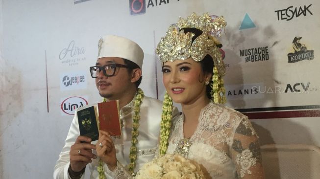 Poppy Sovia dan Ahmad Gussaoki usai menjalani akad nikah di Sport Center Alam Sutera, Tangerang, Banten [suara.com/Sumarni]