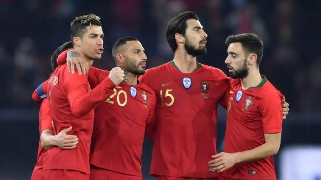 Para pemain Portugal merayakan gol Cristiano Ronaldo (kiri) ke gawang Mesir.  Fabrice COFFRINI / AFP