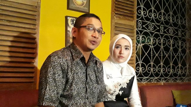 Pasangan Pasha Ungu dan Adelia Wihelmina di Hotel Mercure, Jakarta Selatan, Sabtu (24/3/2018). [Suara.com/Wahyu Tri Laksono]