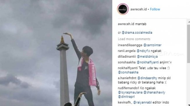 Nerizen ini minta agar fotonya saat mengunjungi Jakarta diedit seakan memegang Monas. Hasilnya bikin ngakak.