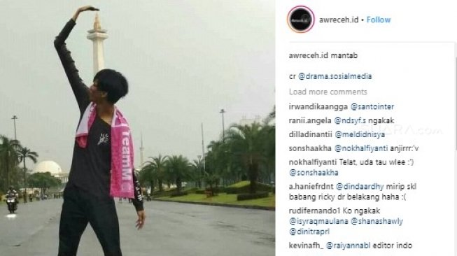 Nerizen ini minta agar fotonya saat mengunjungi Jakarta diedit seakan memegang Monas. Hasilnya bikin ngakak.