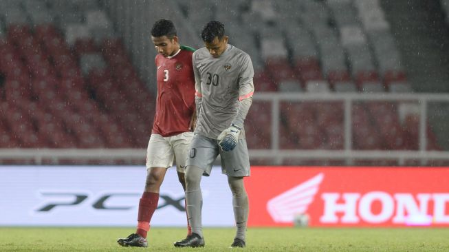 Pesepak bola Timnas U-19 M Aqil Savic (kanan) dan Julyano Nono berjalan tertunduk seusai laga persahabatan melawan Jepang U-19 di Stadion Utama Gelora Bung Karno, Jakarta, Minggu (25/3). Indonesia kalah dari Jepang dengan skor akhir 1-4. ANTARA