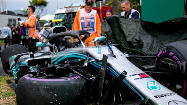 Mobil Mercedes yang dikendarai Valtteri Bottas rusak parah setelah menghantam dinding pembatas saat kualifikasi ketiga di Sirkuit Albert Park, Australia, Sabtu (24/3/2018). [AFP/Mark Peterson]