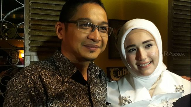 Pasangan Pasha Ungu dan Adelia Wihelmina di Hotel Mercure, Jakarta Selatan, Sabtu (24/3/2018). [Suara.com/Wahyu Tri Laksono]