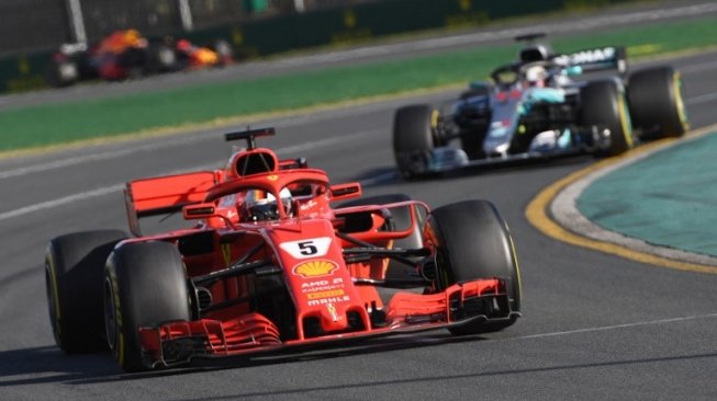 Pebalap Ferrari, Sebastian Vettel berada di depan juara bertahan F1 Lewis Hamilton (Mercedes) pada balapan seri pembuka F1 2018 di Sirkuit Albert Park, Australia, Minggu (25/3/2018). [AFP/William West]