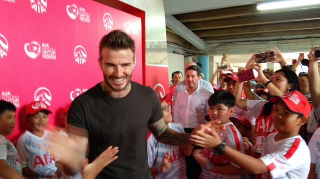 David Beckham saat berjumpa anak-anak dalam acara "AIA Sepak Bola Untuk Negeri" di Stadion Soemantri Brodjonegoro, Kuningan, Jakarta Selatan, Minggu (25/3/2018) [Suara.com/Arief Apriadi]