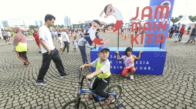 Permainan tradisional Indonesia yang pernah populer, terancam punah, tergeser oleh permainan modern dan  digital. Sejumlah anak dan orangtua ini kembali menunjukkan permainan itu di Silang Monas. (Suara.com/Kurniawan Mas'ud)