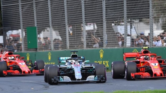 Driver Mercedes Lewis Hamilton (tengah) memimpin balapan saat start di depan Kimi Raikkonen (kanan) dan Sebastian Vettel pada F1 GP Australia di Sirkuit Albert Park, Melbourne, Minggu (25/3/2018). [AFP/Paul Crock]