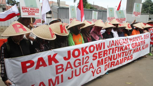 Sejumlah massa melakukan aksi di depan gedung Kementerian Agraria dan Tata Ruang, di Jakarta, Senin (26/3).