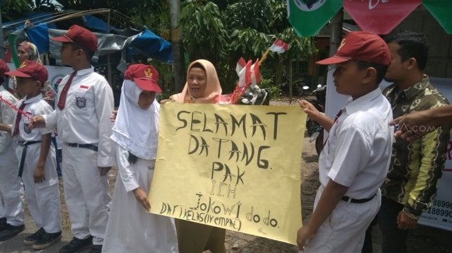 Siswa SD di Kalimantan Selatan Antusias Sambut Presiden Jokowi