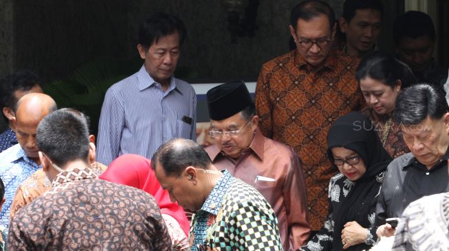 Wakil Presiden Jusuf Kalla melayat almarhum Probosutedjo di rumah duka di Jalan Pangeran Diponegoro, Menteng, Jakarta Pusat, Senin (26/3). 