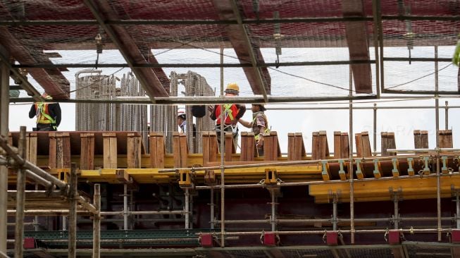 Pekerja menyelesaikan proyek pembangunan Light Rail Transit (LRT) di kawasan Cawang, Jakarta, Senin (26/3).