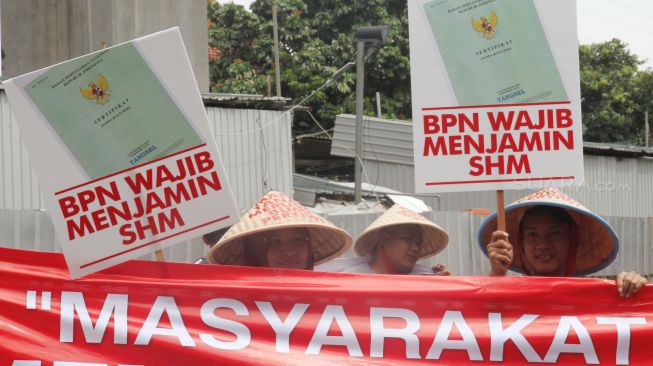 Sejumlah massa melakukan aksi di depan gedung Kementerian Agraria dan Tata Ruang, di Jakarta, Senin (26/3).